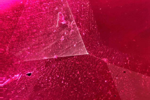 Các tinh thể Rutil trong đá Ruby được nhìn dưới kính lúp