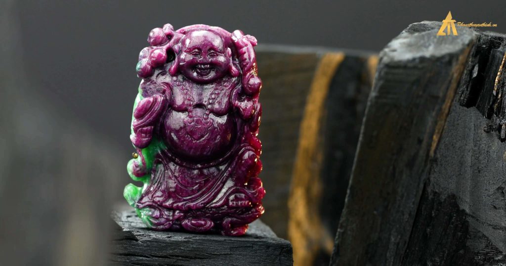 Mặt Phật Di Lặc điêu khắc từ Ruby